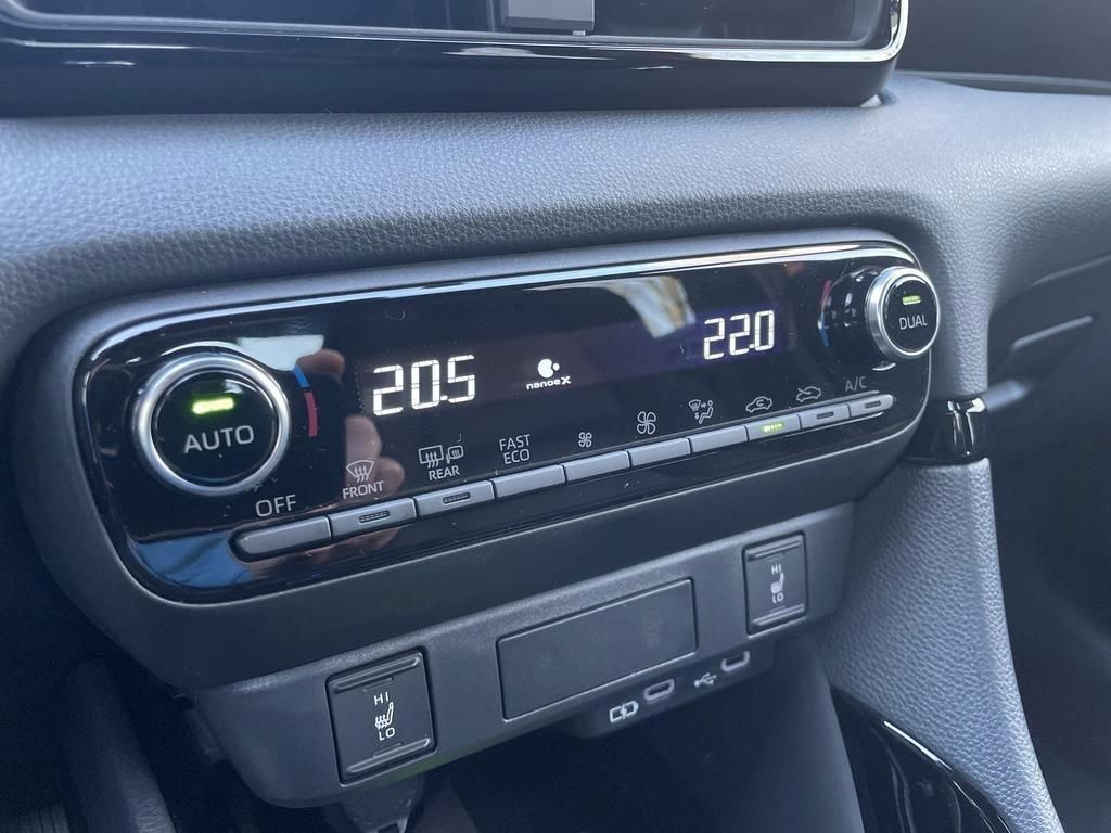 Foto 1 - Yaris Hybrid 130 1,5 Style Plus, *Safety-Paket, Karminrot metallic / Dach mysticschwarz