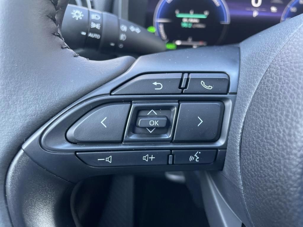 Foto 1 - Yaris Hybrid 130 1,5 Style Plus, *Safety-Paket, Karminrot metallic / Dach mysticschwarz