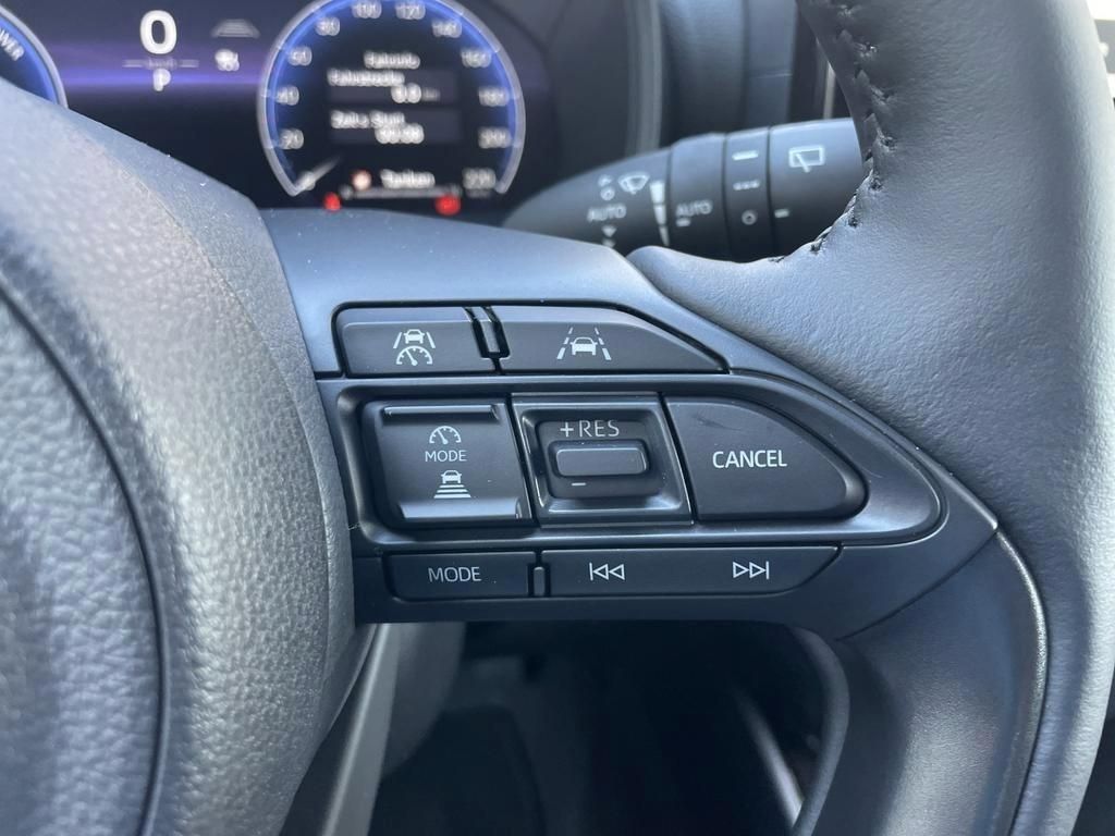 Foto 1 - Yaris Hybrid 130 1,5 Style Plus, *Safety-Paket, Karminrot metallic / Dach mysticschwarz